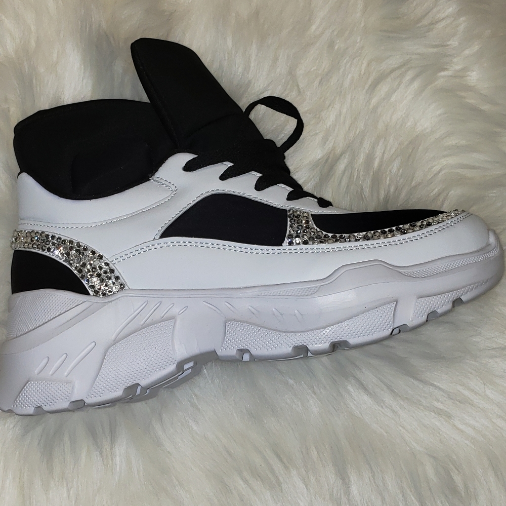 Tennis shoes